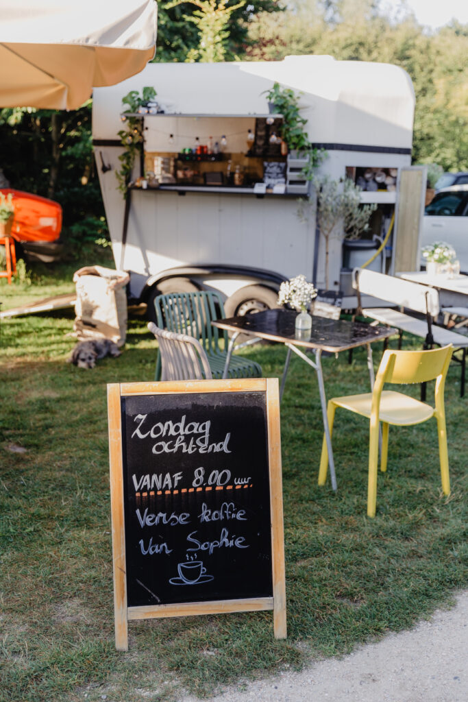 Koffie-zondag-bos-tafel-trailer-vers-hond